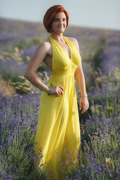 Menina no campo de lavanda — Fotografia de Stock