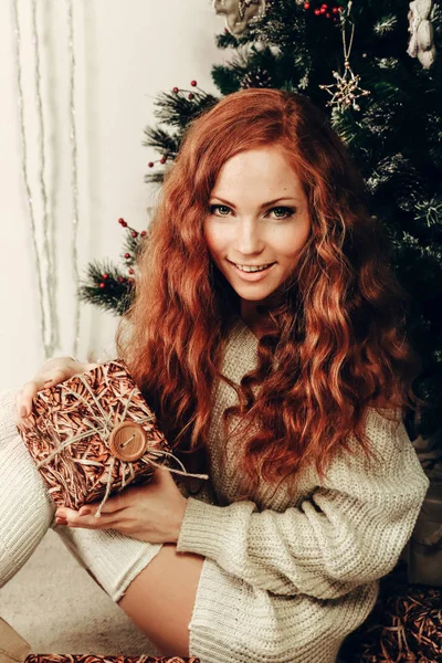 Frau mit Geschenkbox — Stockfoto