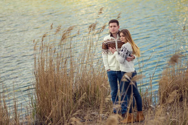 Пара закохана позує в светри — стокове фото