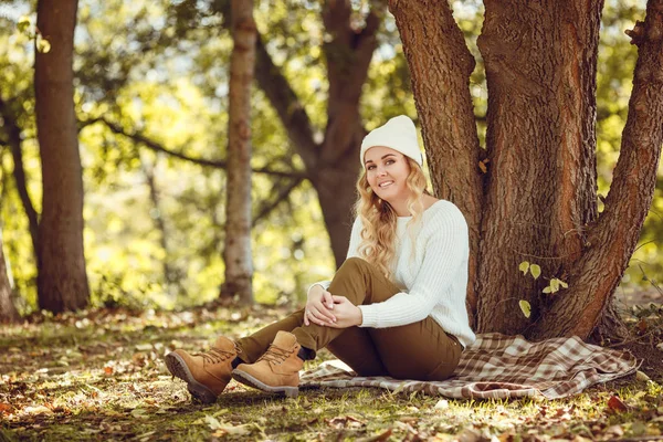 Kvinna i en park på hösten — Stockfoto