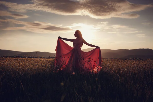 Femme marchant sur le champ de blé — Photo