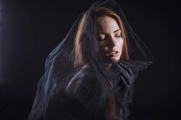 Женщина-модель позирует с черной вуалью — стоковое фото
