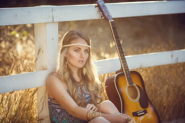 Hippie girl with guitar — Stock Photo, Image