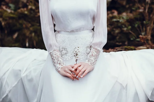 Kvinna sitter i vit klänning — Stockfoto