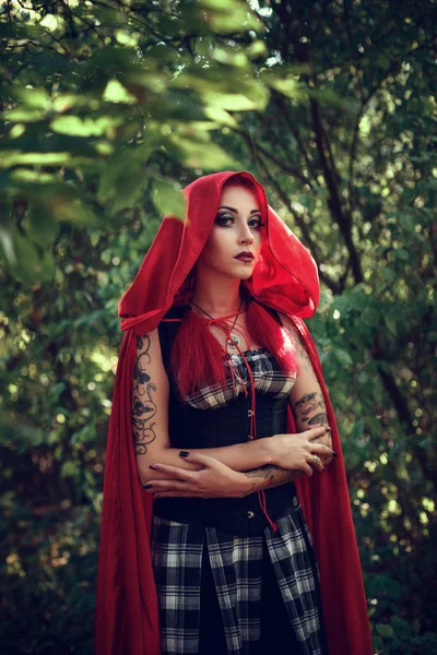 Mujer en Red Cape —  Fotos de Stock