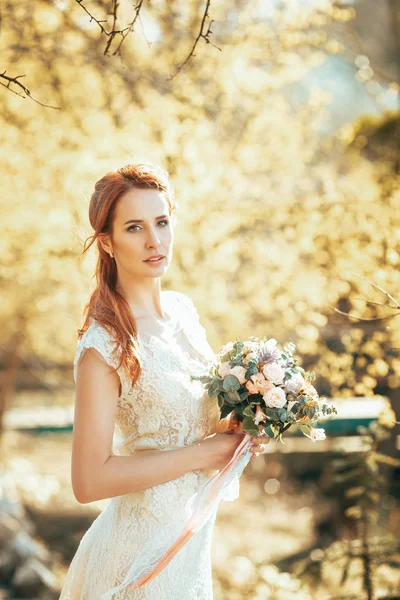 Girl in wedding dress in park. — Stock Photo, Image