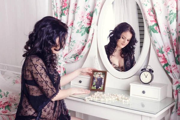 Pregnant woman standing near mirror — Stock Photo, Image