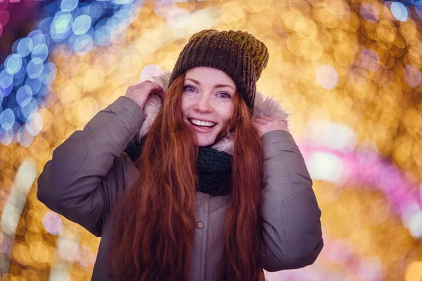 Дівчина з рудим волоссям у теплому капелюсі — стокове фото