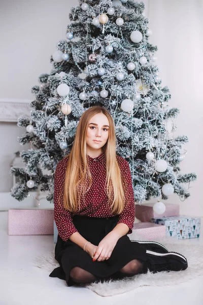 Κοπέλα καθόταν κοντά χριστουγεννιάτικο δέντρο — Φωτογραφία Αρχείου