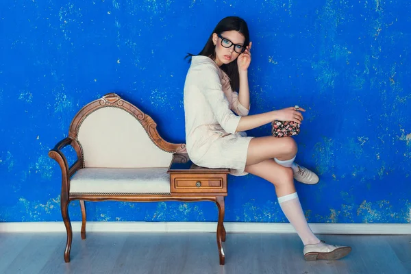 Flicka i glasögon och vit klänning — Stockfoto