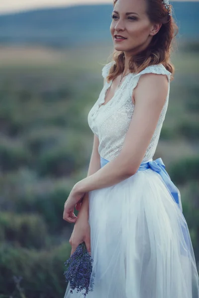 Romantische vrouw in veld — Stockfoto