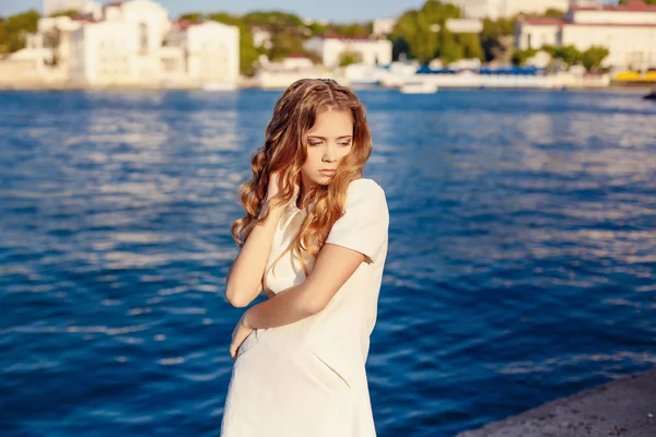 Élégante fille marche près de la mer — Photo