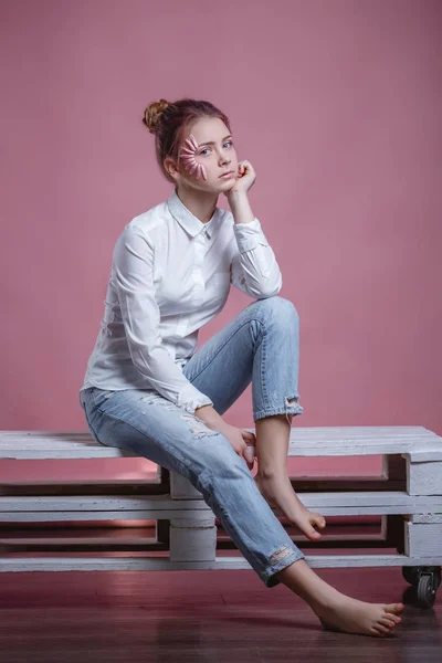 Mädchen mit Blume im Gesicht — Stockfoto