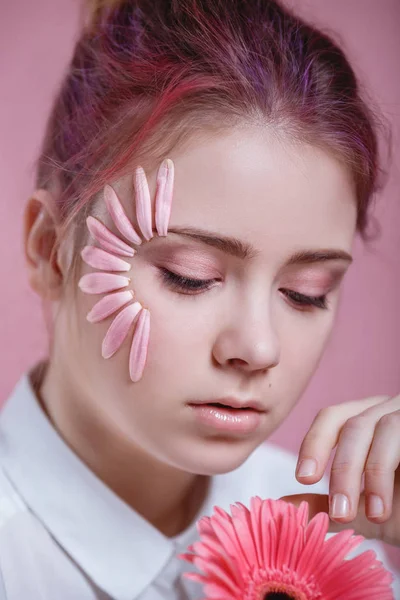 Девушка с цветочком на лице — стоковое фото