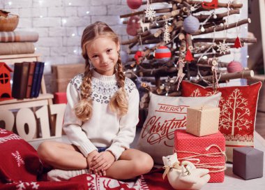 Noel ağacı poz kız