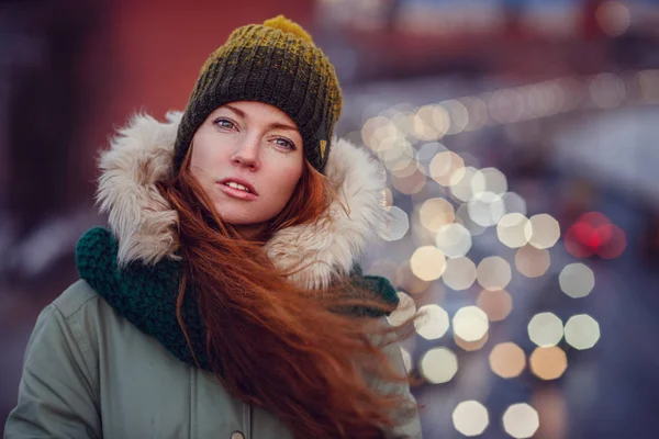 Pelirroja chica en la noche ciudad luces — Foto de Stock