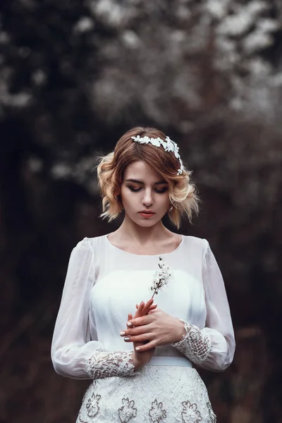 Blonde Frau im blühenden Garten — Stockfoto