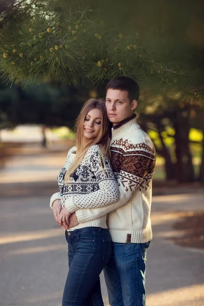 Couple posing in park — Stock Photo, Image