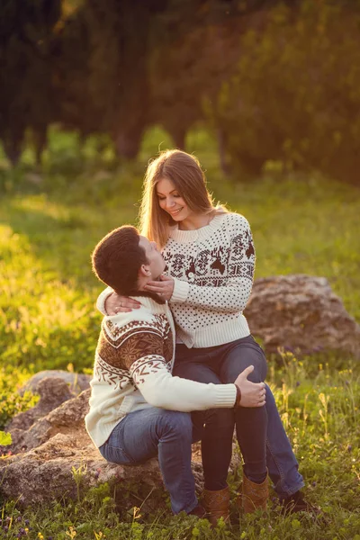 Couple sitting on grass — Stock Photo, Image