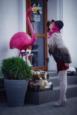 Güzel genç kız akşam kentinde yürüyor.