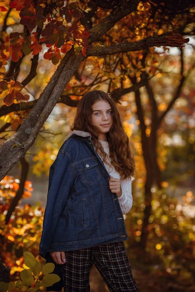 Осінній портрет щасливої і красивої кавказької дівчини в лісі восени кольори. — стокове фото