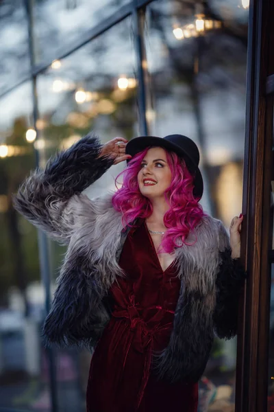 Beautiful young girl walks in evening city — Stock Photo, Image