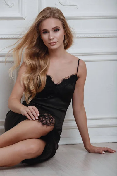 Süße blonde Frau im wunderschönen schwarzen Kleid — Stockfoto