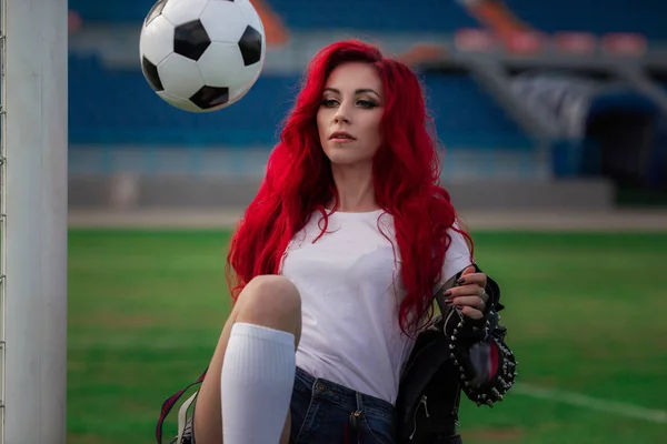 Szexi fitness nő vagy szurkolólány egy focilabdával — Stock Fotó