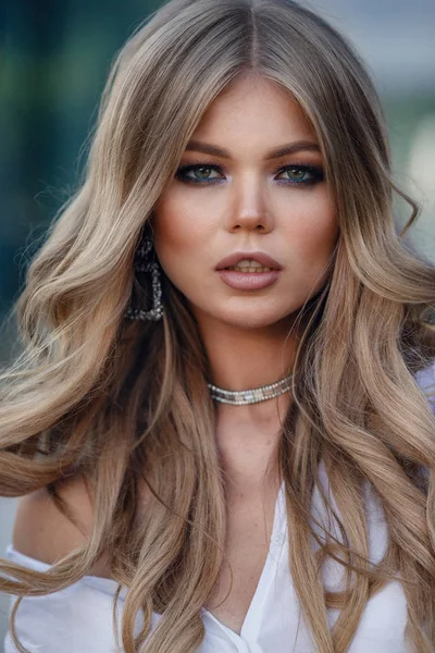 Foto de moda al aire libre de la mujer hermosa con el pelo rubio en el parque de otoño —  Fotos de Stock