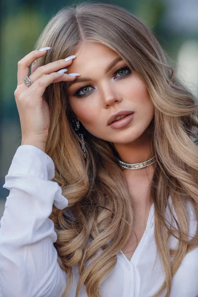 Foto de moda al aire libre de la mujer hermosa con el pelo rubio en el parque de otoño —  Fotos de Stock