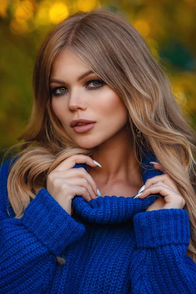 Foto de moda al aire libre de la mujer hermosa con el pelo rubio en el parque de otoño —  Fotos de Stock