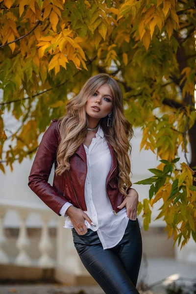 Fashion outdoor photo of beautiful woman with blond hair in in autumn park — Stock Photo, Image