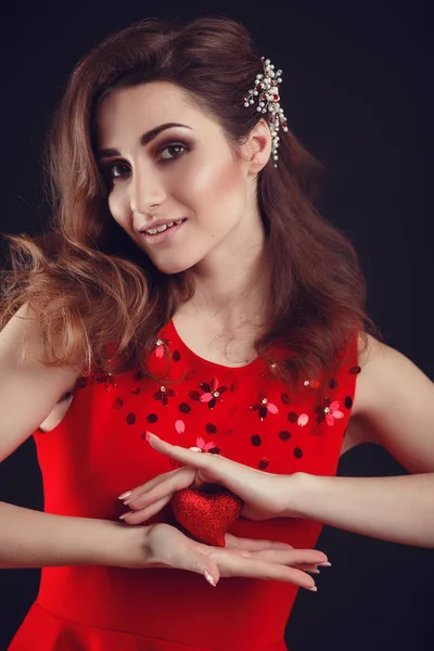 Krásná arabky nebo latinky americká žena v červených šatech — Stock fotografie