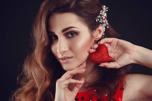 Hermosa mujer árabe o latinoamericana en vestido rojo —  Fotos de Stock