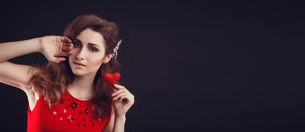 Güzel Arap ya da kırmızı elbiseli Latin Amerikalı kadın — Stok fotoğraf