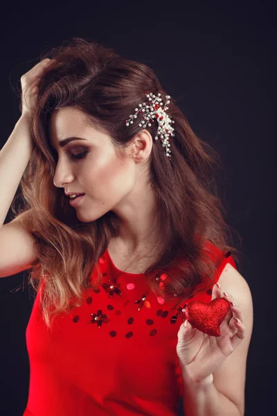 Schöne arabische oder lateinamerikanische Frau im roten Kleid — Stockfoto