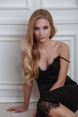 Güzel siyah elbise sevimli sarışın kadın