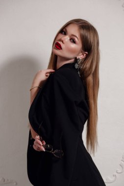 Güzel siyah elbise sevimli sarışın kadın