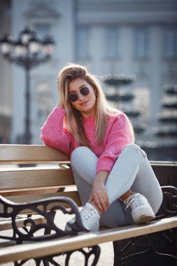 Güz şehrinde yürüyüş yapan güzel bir genç kız.