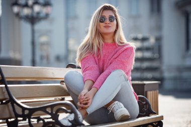 Güz şehrinde yürüyüş yapan güzel bir genç kız.