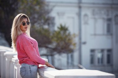 Güz şehrinde yürüyüş yapan güzel bir genç kız.