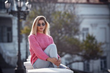 Güz şehrinde yürüyüş yapan güzel bir genç kız.