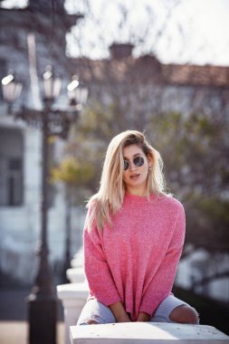 Güz şehrinde yürüyüş yapan güzel bir genç kız.