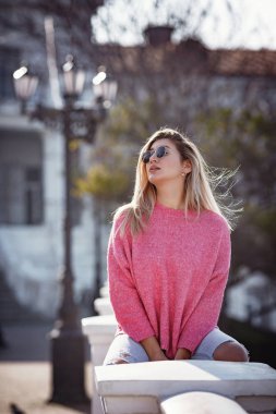 Güz şehrinde yürüyüş yapan güzel bir genç kız.