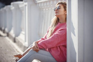 Güz şehrinde yürüyüş yapan güzel bir genç kız.