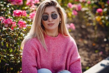 Güz şehrinde yürüyüş yapan güzel bir genç kız.