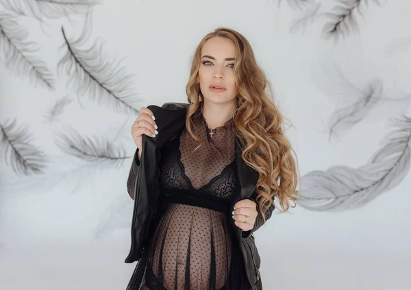 Moderne, stylische schwangere Blondine in schwarzer Lederjacke — Stockfoto