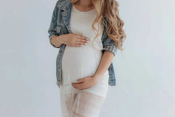 Mladý krásný těhotná žena doma léto — Stock fotografie