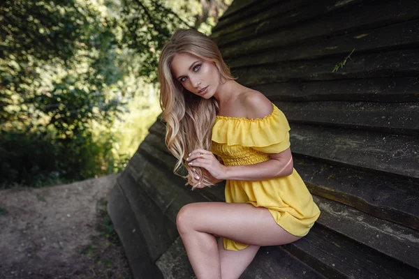 Retrato de beleza de uma jovem mulher sonhadora. Estilo Boho . — Fotografia de Stock