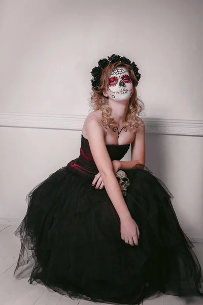 Hermosa mujer con encargo diseñado caramelo cráneo mexicano día de los muertos —  Fotos de Stock